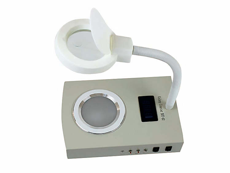 我公司生產(chǎn)的菌落計(jì)數(shù)器是一種數(shù)字顯示式自動細(xì)菌檢驗(yàn)儀器。由計(jì)數(shù)器、探筆、計(jì)數(shù)池等部分組成，計(jì)數(shù)器采用CMOS集成電路精心設(shè)計(jì)，LED數(shù)碼管顯示，字高13mm，清晰明亮，配合探筆，計(jì)數(shù)靈敏準(zhǔn)確。菌落對比清楚。便于觀察。